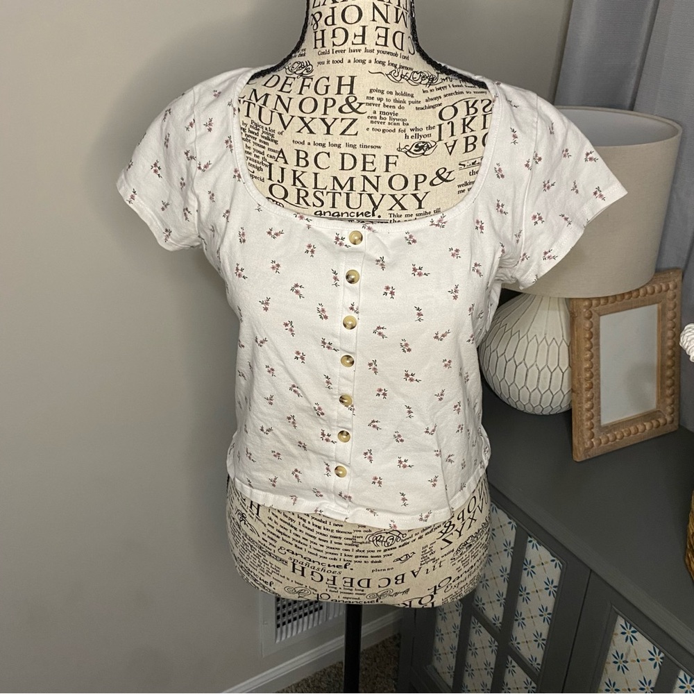 697 Rebellious Dreamer Boutique Floral Baby Tee Button Down Top White Pink Large
